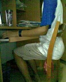 一个坏了的椅子。 一个坏了的椅子。