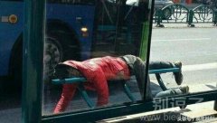 在马路上睡觉的小哥。