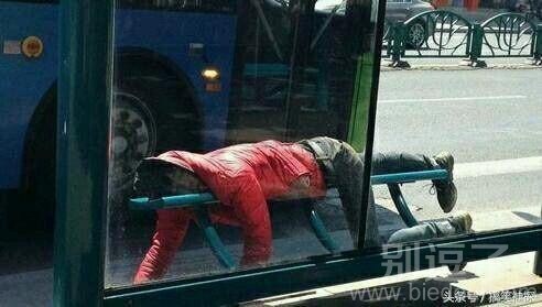 在马路上睡觉的小哥。 在马路上睡觉的小哥。