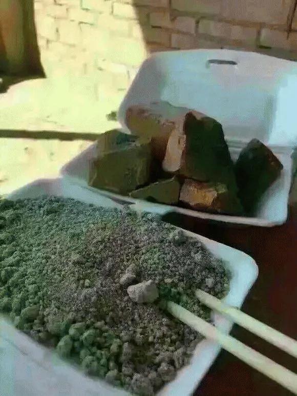 有哪些看起来又惨又好笑的表情包？