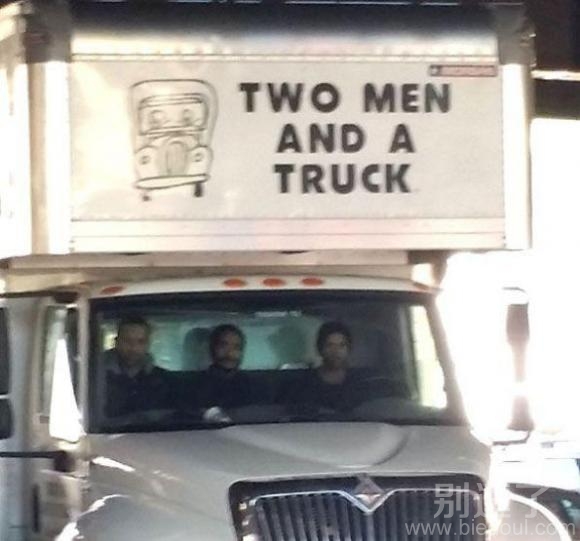 两个男人和一辆卡车？