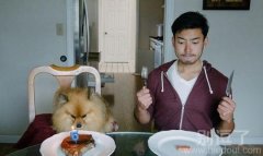 比比谁吃的更快! 比比谁吃的更快!