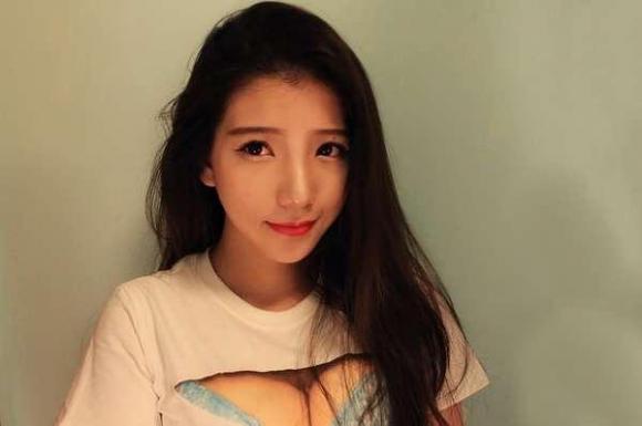 衣服为什么要露个窟窿呢？真是想不通