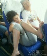 在火车上睡觉的姑娘。