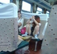 坐着火车也不矜持，真的有点犹豫了