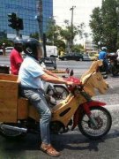 快递哥你的车不错呀