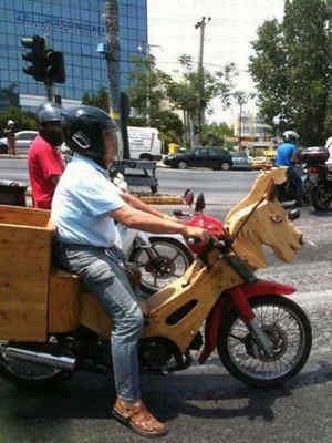 快递哥你的车不错呀