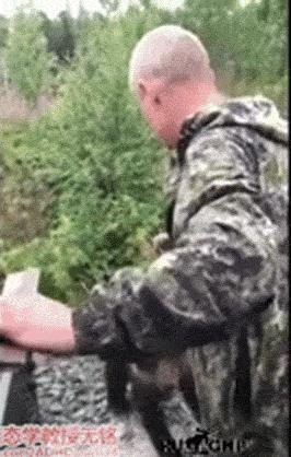 姑娘,这么单薄的裙子也敢穿出来,后面大叔看得都脸红了,真尴尬 姑娘,这么单薄的裙子也敢穿出来,后面大叔看得都脸红了,真尴尬