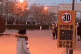 姑娘,这么单薄的裙子也敢穿出来,后面大叔看得都脸红了,真尴尬 姑娘,这么单薄的裙子也敢穿出来,后面大叔看得都脸红了,真尴尬