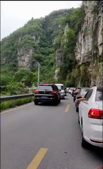 姑娘,这么单薄的裙子也敢穿出来,后面大叔看得都脸红了,真尴尬 姑娘,这么单薄的裙子也敢穿出来,后面大叔看得都脸红了,真尴尬