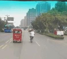 姑娘,这么单薄的裙子也敢穿出来,后面大叔看得都脸红了,真尴尬 姑娘,这么单薄的裙子也敢穿出来,后面大叔看得都脸红了,真尴尬