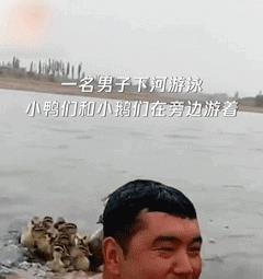 姑娘,这么单薄的裙子也敢穿出来,后面大叔看得都脸红了,真尴尬 姑娘,这么单薄的裙子也敢穿出来,后面大叔看得都脸红了,真尴尬
