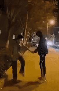 姑娘,这么单薄的裙子也敢穿出来,后面大叔看得都脸红了,真尴尬 姑娘,这么单薄的裙子也敢穿出来,后面大叔看得都脸红了,真尴尬