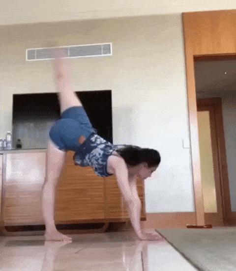 姑娘,这么单薄的裙子也敢穿出来,后面大叔看得都脸红了,真尴尬 姑娘,这么单薄的裙子也敢穿出来,后面大叔看得都脸红了,真尴尬