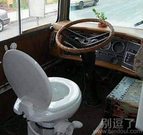 坐在马桶开车的司机。 坐在马桶开车的司机。