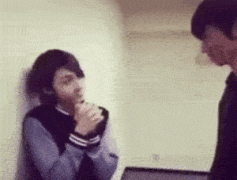 叫你装逼,撞头了吧 叫你装逼,撞头了吧