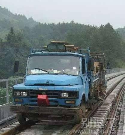 跑到铁轨上的卡车。