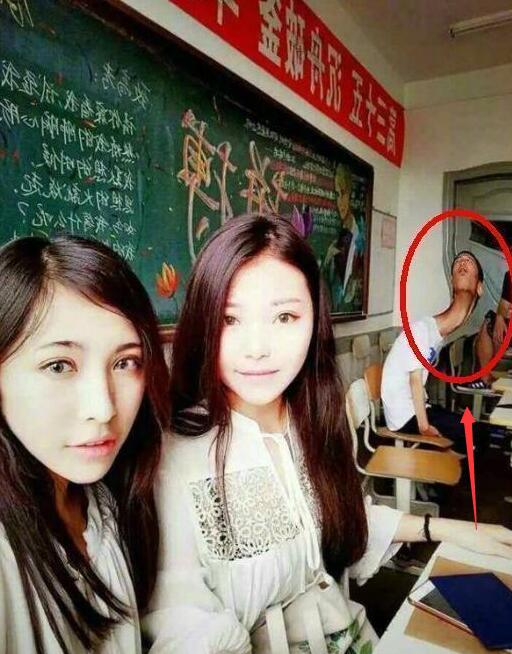 如今的女孩穿衣可真是任性啊,不过就是再热也要注意点形象吧 如今的女孩穿衣可真是任性啊,不过就是再热也要注意点形象吧