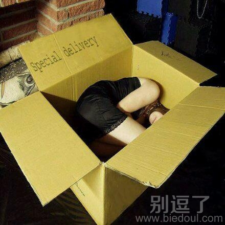 快递箱子里的女人。