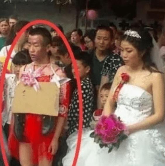 “这姑娘一看就服役过,腰间的痕迹已经说明一切了!”哈哈哈这也太真实了叭~ “这姑娘一看就服役过,腰间的痕迹已经说明一切了!”哈哈哈这也太真实了叭~