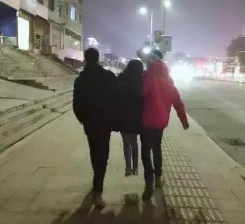 “这姑娘一看就服役过,腰间的痕迹已经说明一切了!”哈哈哈这也太真实了叭~ “这姑娘一看就服役过,腰间的痕迹已经说明一切了!”哈哈哈这也太真实了叭~