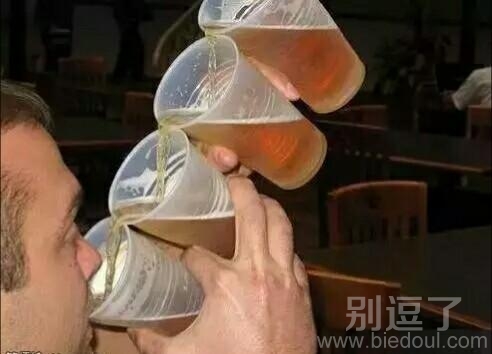 大哥,你这喝酒的方式真是厉害 大哥,你这喝酒的方式真是厉害