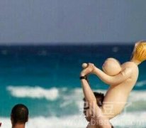 带女友出来游泳咯