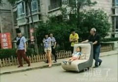 大爷又出来溜孙子了 大爷又出来溜孙子了