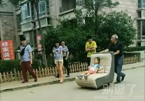 大爷又出来溜孙子了 大爷又出来溜孙子了