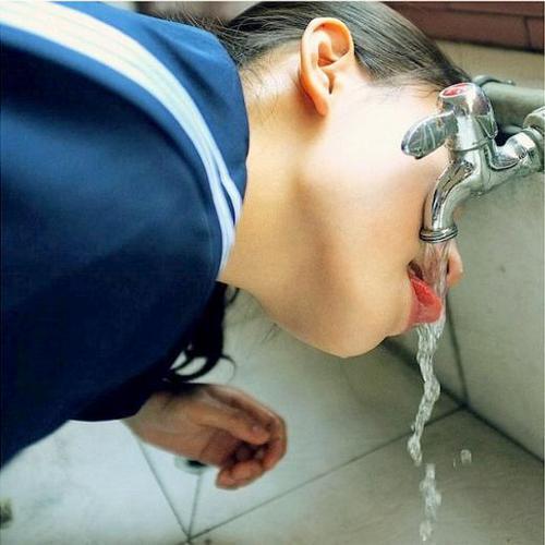 妹纸销魂的喝水姿势 妹纸销魂的喝水姿势