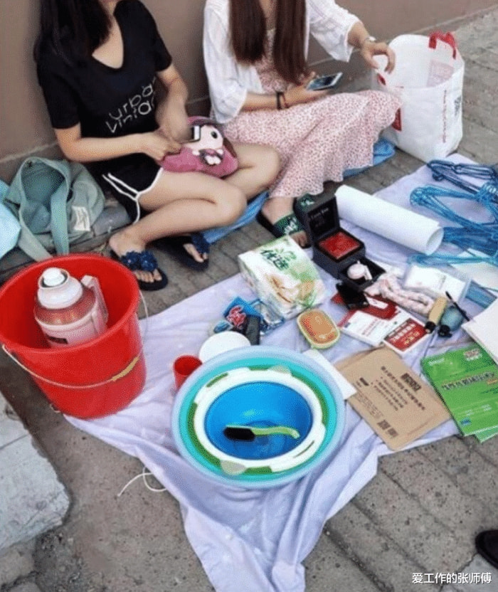 “女同学摆地摊被我遇到了,全是她用过的东西,你们说我该选哪个呢?” “女同学摆地摊被我遇到了,全是她用过的东西,你们说我该选哪个呢?”