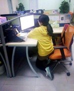 妹子你这样坐真的舒服吗