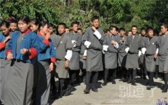 这样看的话，我们的校服好多了