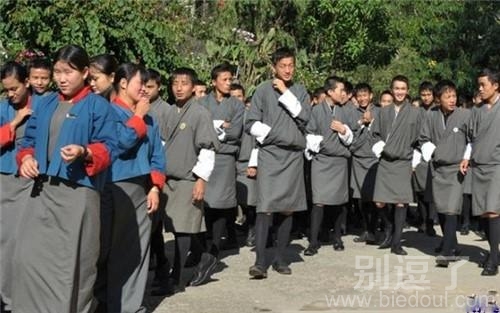 这样看的话,我们的校服好多了 这样看的话,我们的校服好多了