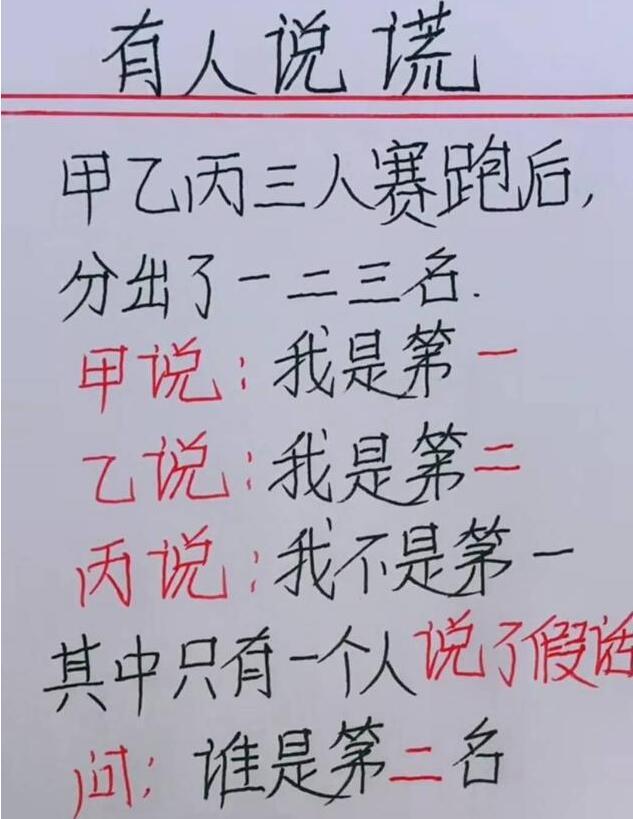 看那位姑娘的裙子真有个性，走在路上看到的人都替她感到尴尬