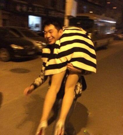马路上捡个妹子,今晚赚大了 马路上捡个妹子,今晚赚大了