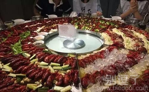 今晚一定吃饱了......
