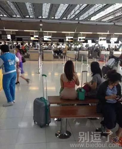 吃西瓜的女孩子有两种形态