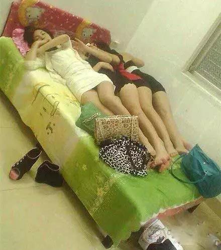 吃西瓜的女孩子有两种形态