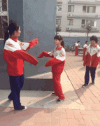 节操，公然大街上扒女票裤子