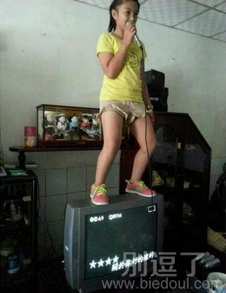 站在电视上的妹子。