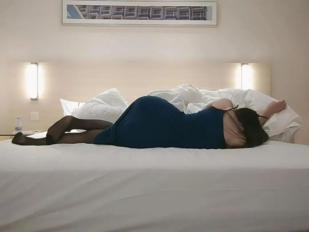 为什么酒店床上都放很多个枕头?