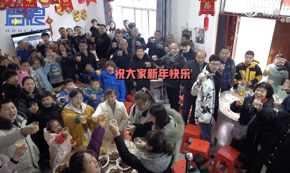 轻松一刻:芭比Q了!过个年把主任看成主人了! 轻松一刻:芭比Q了!过个年把主任看成主人了!