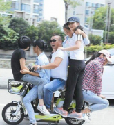 土豪的五个女盆友 土豪的五个女盆友