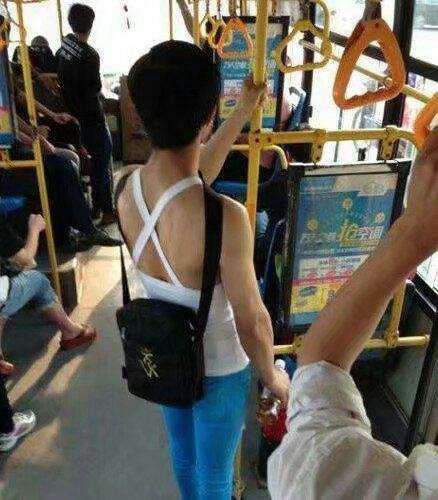 “打算下去游个泳,大家有啥建议吗?”哈哈穿衣服容易卡牙齿... “打算下去游个泳,大家有啥建议吗?”哈哈穿衣服容易卡牙齿...