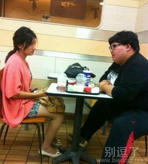 相亲的俩个男女。