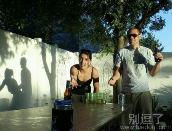 一对男女的影子。