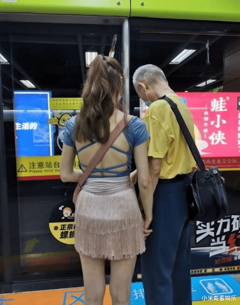 “地铁看到一对情侣，这小姑娘是怎么想的？”网友给我解惑了，哈哈哈哈