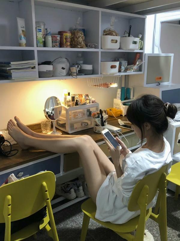 怎们样才能让女朋友把脚从桌子上拿开呢