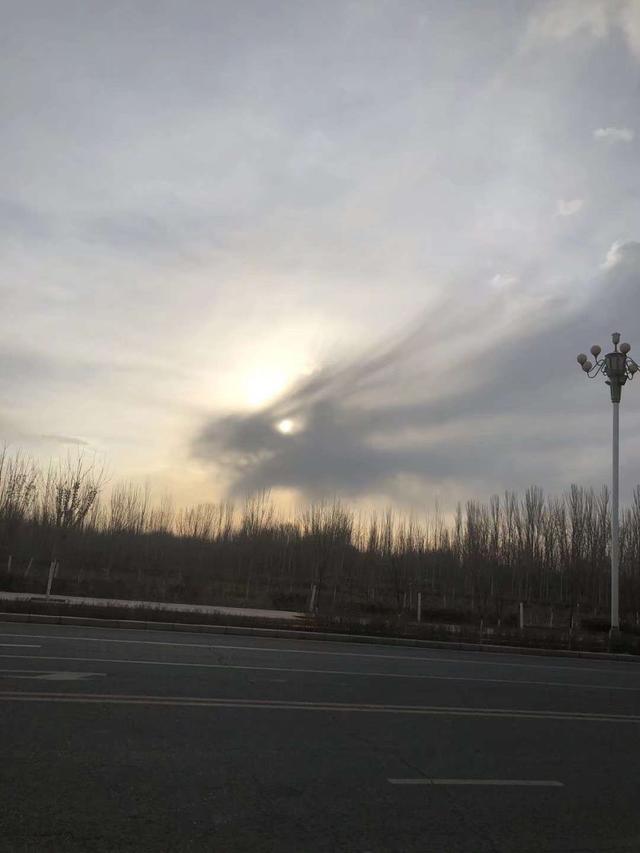 怎们样才能让女朋友把脚从桌子上拿开呢